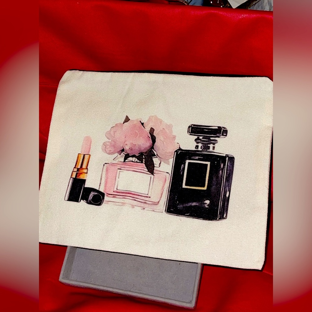 Off White Beauty/Cosmetic Bag with Beauty Items Graphics. NIP